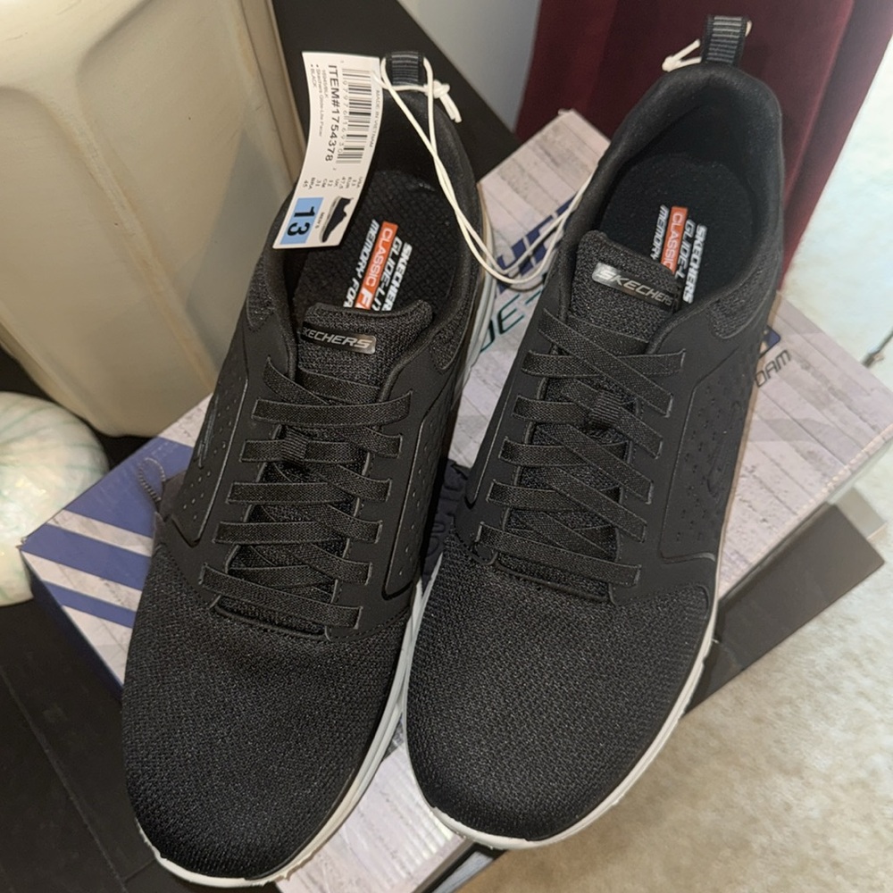 Skechers’s GLIDE-RITE all day comfort sneakers - Picture 4 of 7